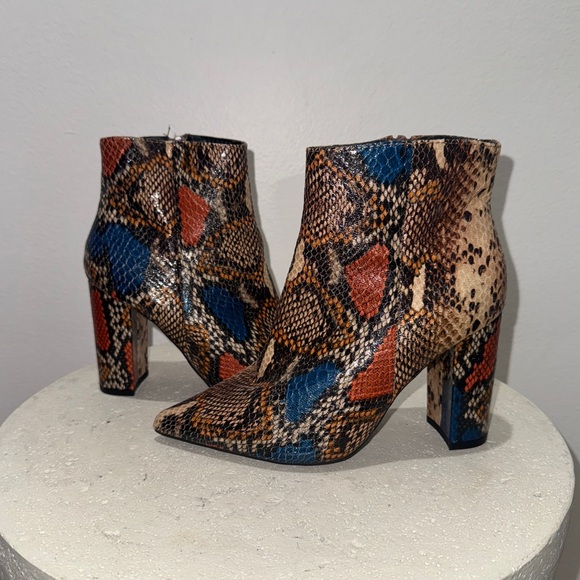 BAMBOO Shoes - Bamboo Snakeskin Print Booties